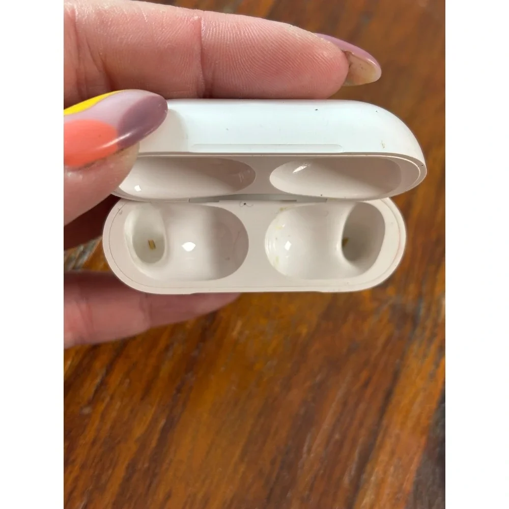 Apple AirPods Pro 2nd Gen Wireless Charging Case USB-C MagSafe White Replacement